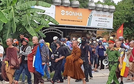 Thêm trường hợp bị sốc nhiệt trong lúc bộ hành cùng ông Thích Minh Tuệ