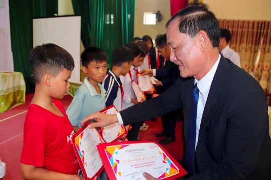 Prudential trao 48 suất học bổng cho học sinh khó khăn ở Thanh Miện