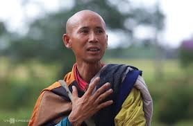 Ông Lê Anh Tú (Thích Minh Tuệ) tự nguyện dừng việc đi bộ khất thực