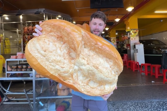 Khách Mỹ choáng với bánh mì kẹp thịt ở TP Hồ Chí Minh siêu to, giá hơn 1 triệu