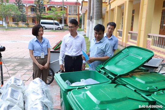 Công ty TNHH Sumidenso Việt Nam tặng Trường THPT Cầu xe gần 170 dụng cụ môi trường