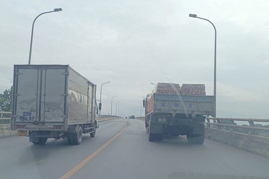 Đè vạch, lấn làn để vượt xe cùng chiều trên cầu Mây