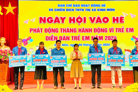 Hội Liên hiệp phụ nữ thị xã Kinh Môn tặng 27 biển cảnh báo đuối nước cho 7 xã, phường