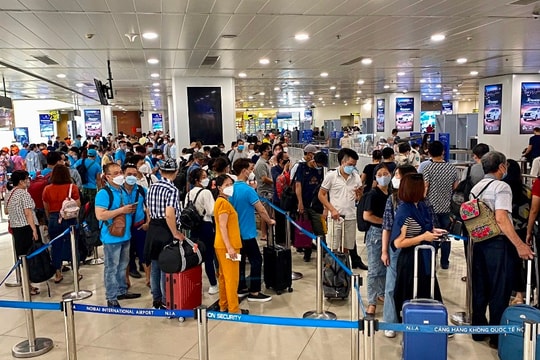Giá vé máy bay dịp cao điểm hè đã "hạ nhiệt", bay đêm thấp hơn ban ngày