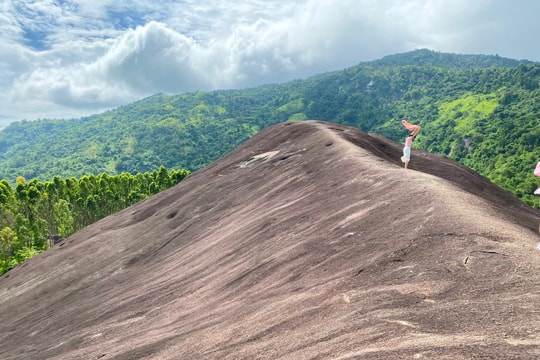 Núi Đá Voi Mẹ - vẻ đẹp siêu thực giữa đại ngàn Tây Nguyên
