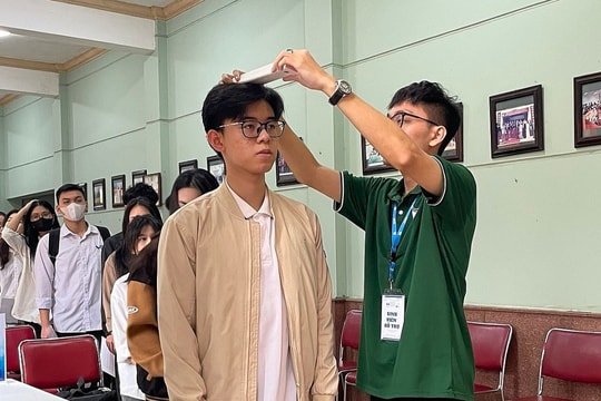 Bộ Giáo dục và Đào tạo "tuýt còi" trường đại học chỉ tuyển nam sinh cao trên 1,65 m