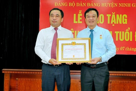 Trao Huy hiệu 40 năm tuổi Đảng cho Bí thư Huyện ủy Ninh Giang Phạm Văn Khảnh
