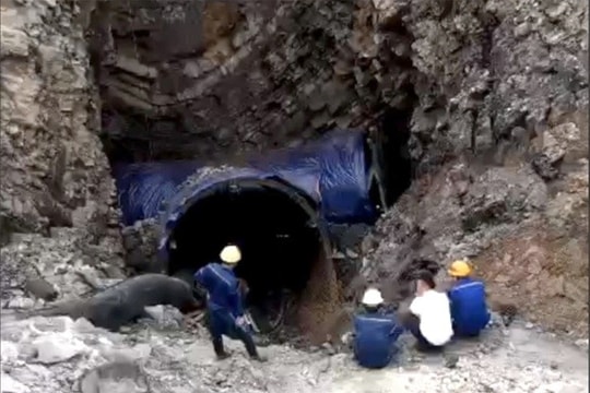 Một công nhân mất tích nghi rơi xuống hố sụt lún sâu 10m ở Quảng Ninh