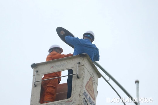 Tuổi trẻ Điện lực Hải Dương lắp đặt công trình "Thắp sáng đường quê" tại xã Thanh Tùng (Thanh Miện)