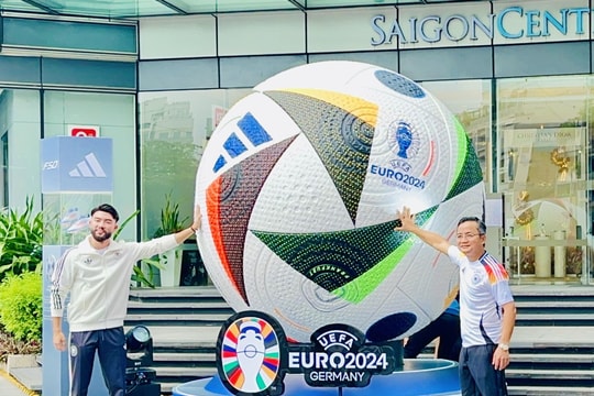 Lần đầu tiên trái bóng khổng lồ Euro 2024 xuất hiện tại Việt Nam