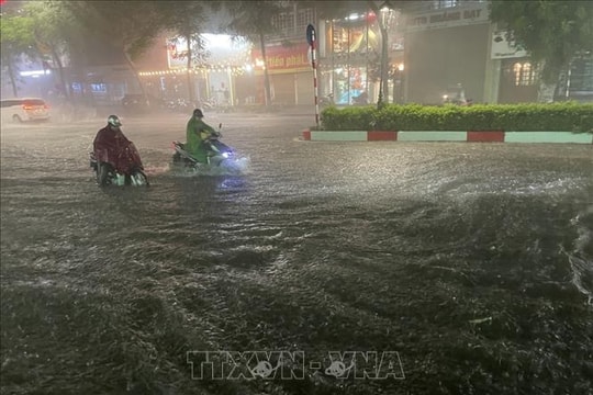 Mưa xối xả, nhiều tuyến phố Hà Nội lại mênh mông biển nước