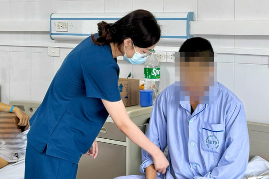 Một người ở Hà Nội bị vàng da như nghệ sau khi uống thuốc nhờ hàng xóm mua
