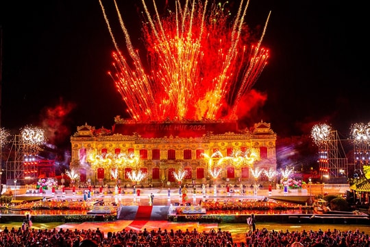 Đại nội Huế rực rỡ đêm khai mạc Tuần lễ Festival nghệ thuật quốc tế 2024