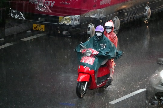 Mưa dông nhiều nơi trên cả nước, có nơi mưa rất to