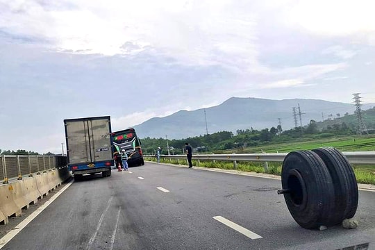 Xe giường nằm văng hai bánh khi đang chạy trên cao tốc quốc lộ 45 - Nghi Sơn
