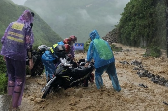 Du khách bỏ xe, "mếu máo" vì tiết kiệm cả năm đi Hà Giang lại đúng đợt mưa lũ