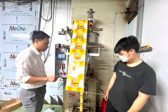 Từ kỹ thuật viên mắt thành ông chủ sản xuất muối