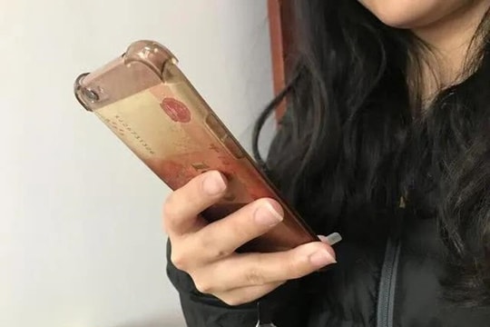 Vì sao bạn nên để 1 khoản tiền nhỏ sau vỏ ốp điện thoại?