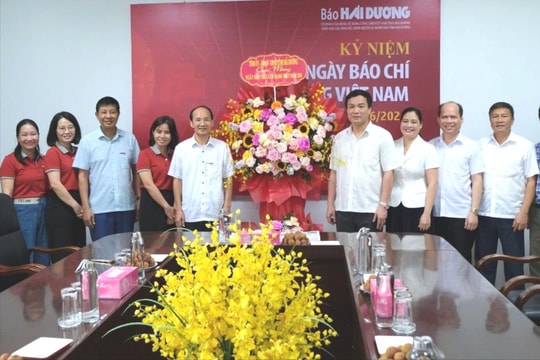 Chủ tịch UBND tỉnh Triệu Thế Hùng chúc mừng các cơ quan báo chí Hải Dương