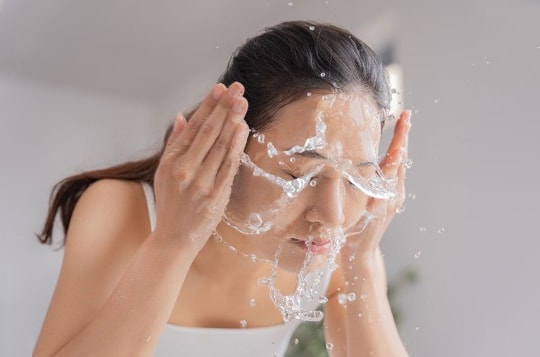 5 lợi ích khi rửa mặt bằng đá lạnh