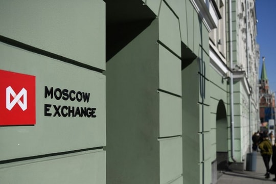 Thị trường chứng khoán Nga đình chỉ giao dịch bằng USD và euro