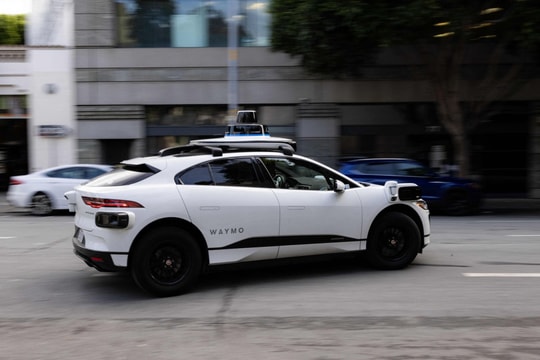 Waymo triệu hồi 672 xe tự hành sau vụ đâm cột điện