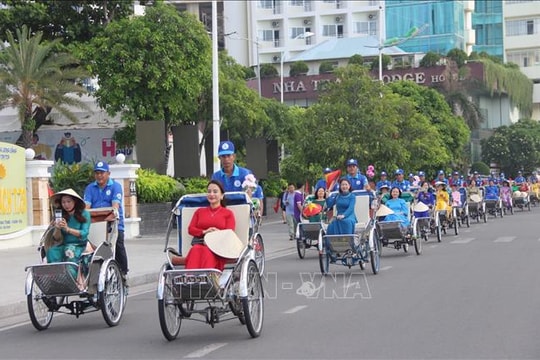 Ấn tượng cuộc diễu hành áo dài trên phố biển Nha Trang