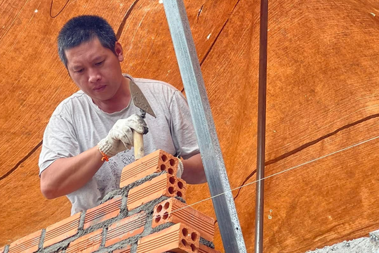 Chàng rể Hà Nội tự tay xây nhà cho bố mẹ vợ, hỗ trợ các em vực dậy kinh tế
