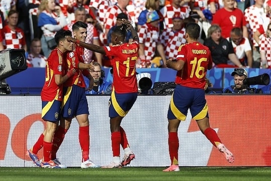 Tây Ban Nha vùi dập Croatia 3-0