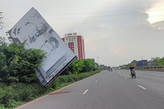 Pa nô đổ nghiêng trên quốc lộ 5