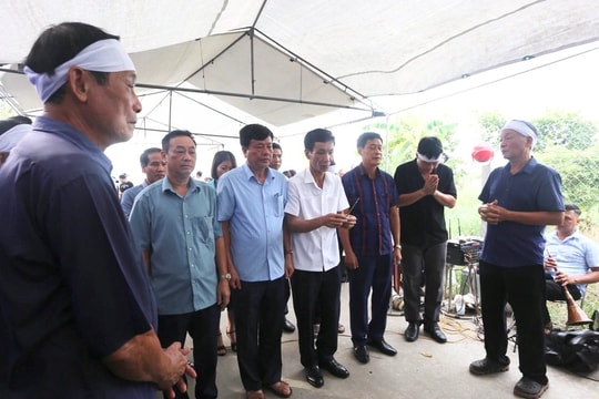 Lãnh đạo huyện Ninh Giang thăm hỏi gia đình có 4 người thân tử vong trong vụ cháy nhà 6 tầng ở Hà Nội