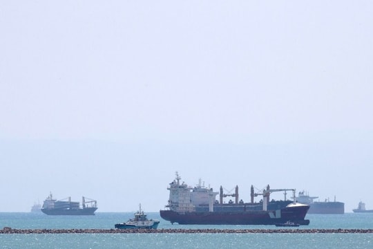 Houthi thông báo tấn công tàu khu trục Mỹ