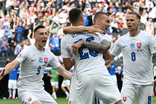 Lukaku mất 2 bàn thắng, Bỉ thua sốc Slovakia