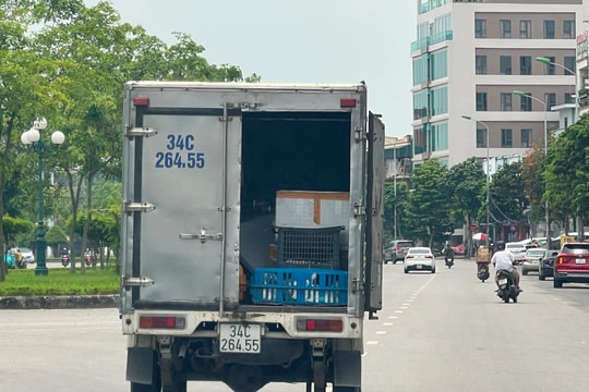 Nguy hiểm ô tô không chốt cửa thùng xe khi đang chạy
