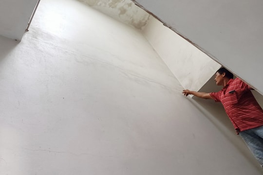 Nhà dân ven đường liên thôn Phù Liễn - Chùa Thượng bị nứt do xe quá tải chạy nhiều