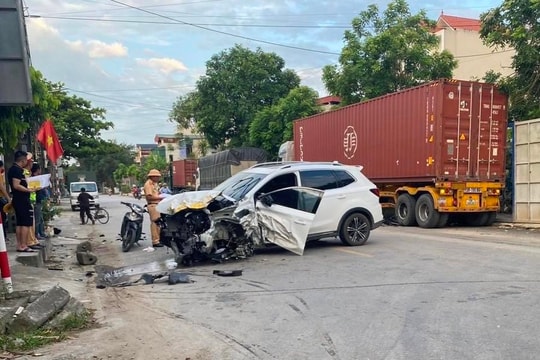 Lái xe ô tô con có nồng độ cồn đâm vào xe ô tô đầu kéo đang đỗ trên đường tỉnh 394