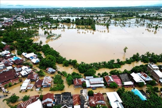Trên 4.000 người dân Indonesia bị cô lập do mưa lũ