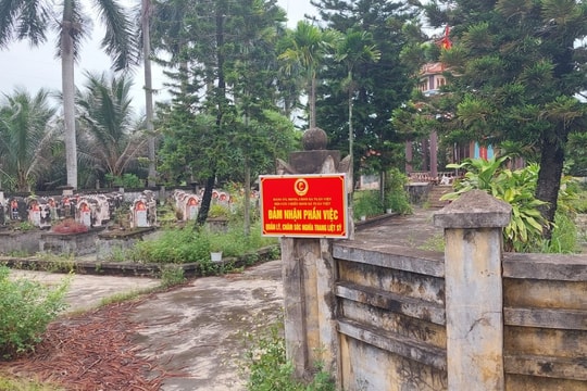 Cỏ dại mọc cao tại nghĩa trang liệt sĩ xã Tuấn Việt