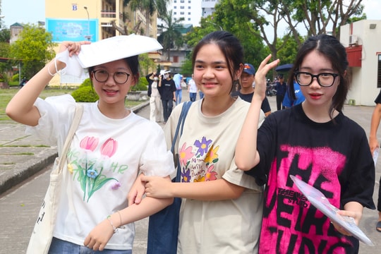 Học sinh lớp 10 Trường THPT chuyên Nguyễn Trãi hào hứng nhập học