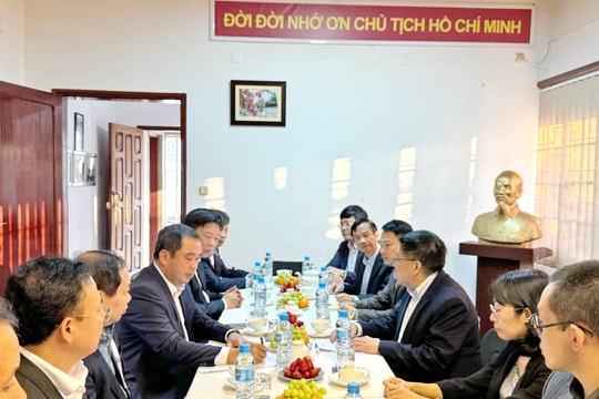 Đồng chí Trần Đức Thắng làm việc tại Mozambique