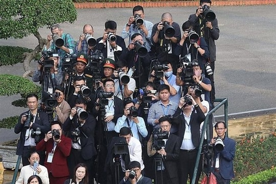 Press in corruption combat: Fighting goes along with building