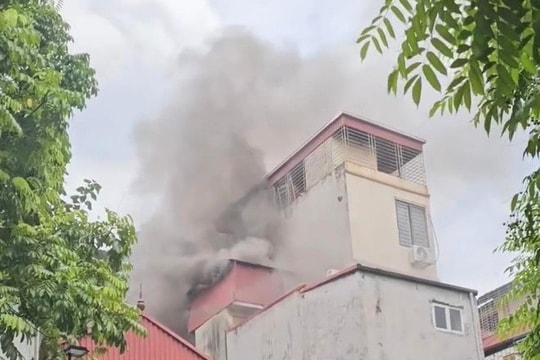 Cháy nhà ở Hà Nội lúc giữa trưa, cả xóm lao vào dập lửa