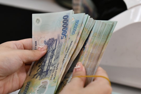 Mỗi lần lĩnh lương hưu, bố 86 tuổi lại chia tiền khắp xóm