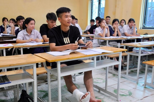 Một học sinh Gia Lộc bị tai nạn giao thông được bạn đưa đón ôn thi tốt nghiệp THPT