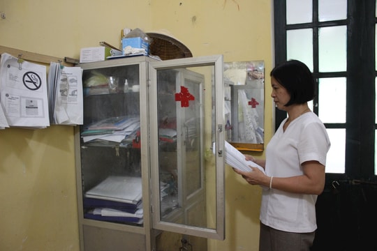 Việc nhiều, lương ít, y bác sĩ lặng thầm cống hiến tại trạm y tế