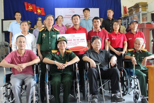 Trao tặng xe lăn cho thân nhân liệt sĩ, người có công ở Hải Dương