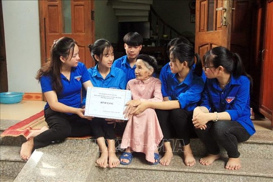 Chủ tịch nước tặng quà người có công nhân dịp kỷ niệm 77 năm Ngày Thương binh, liệt sĩ