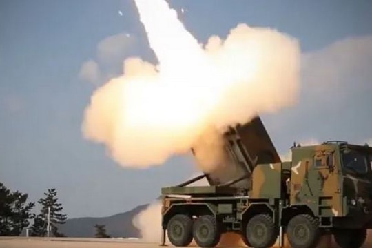 Hàn Quốc tập trận bắn đạn thật với hệ thống phóng đa nòng MRLS