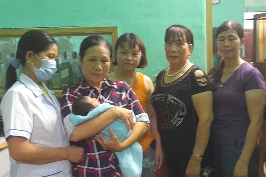 Cháu bé khoảng 10 ngày tuổi bị bỏ rơi ở phường Minh Tân (Kinh Môn)