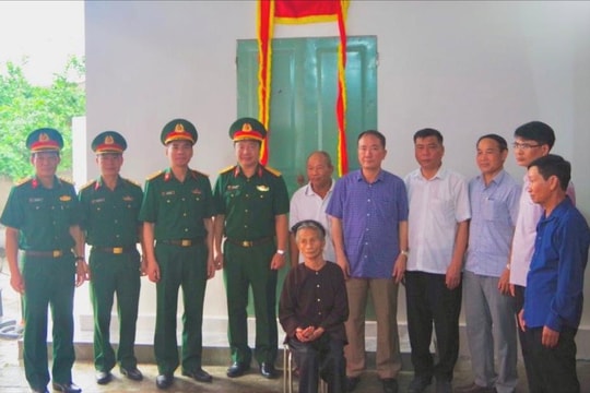 Ban Chỉ huy quân sự huyện Tứ Kỳ bàn giao nhà "Đại đoàn kết" cho hộ nghèo